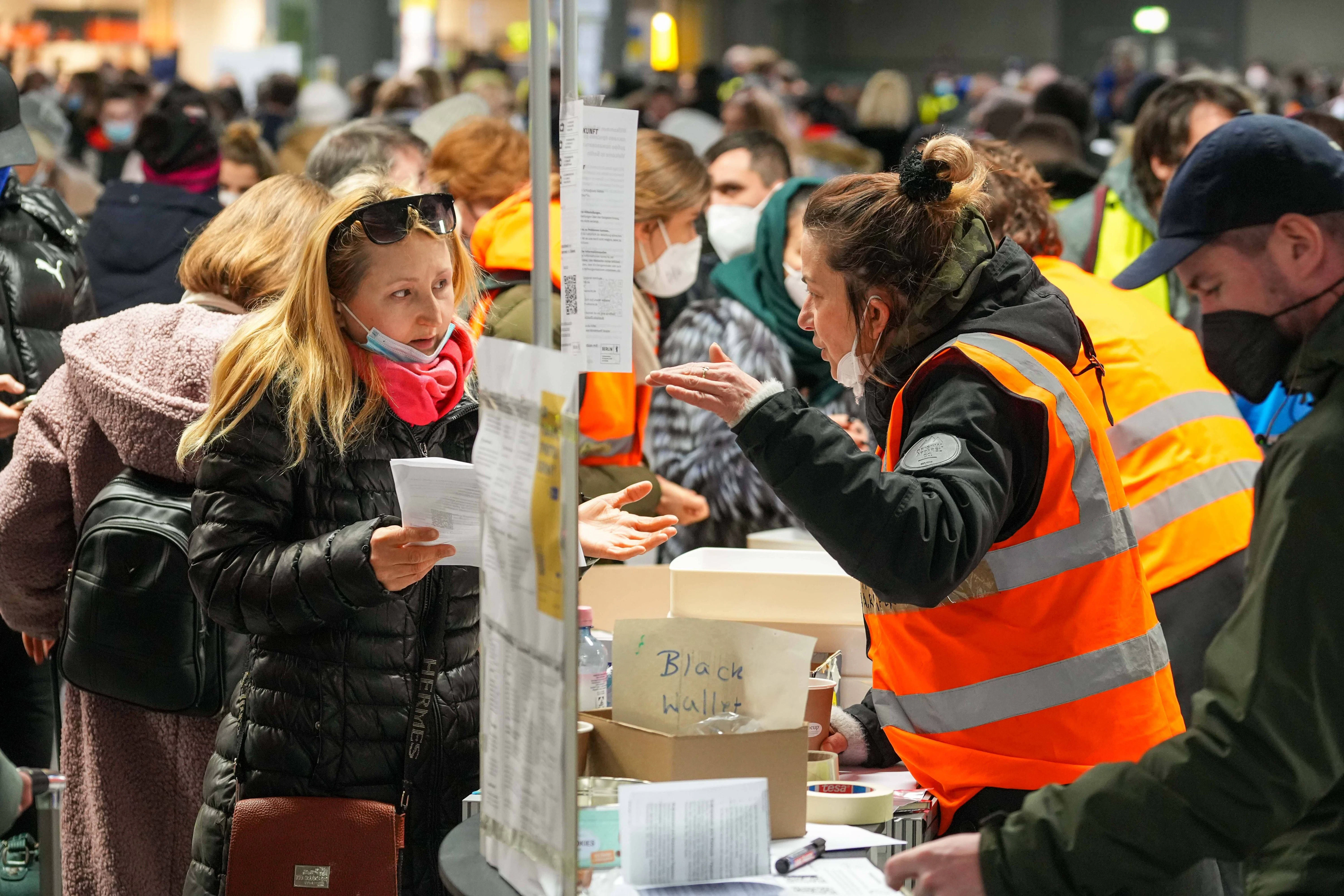 Ukrainische Flüchtlinge nach der Ankunft am Berliner Hauptbahnhof.