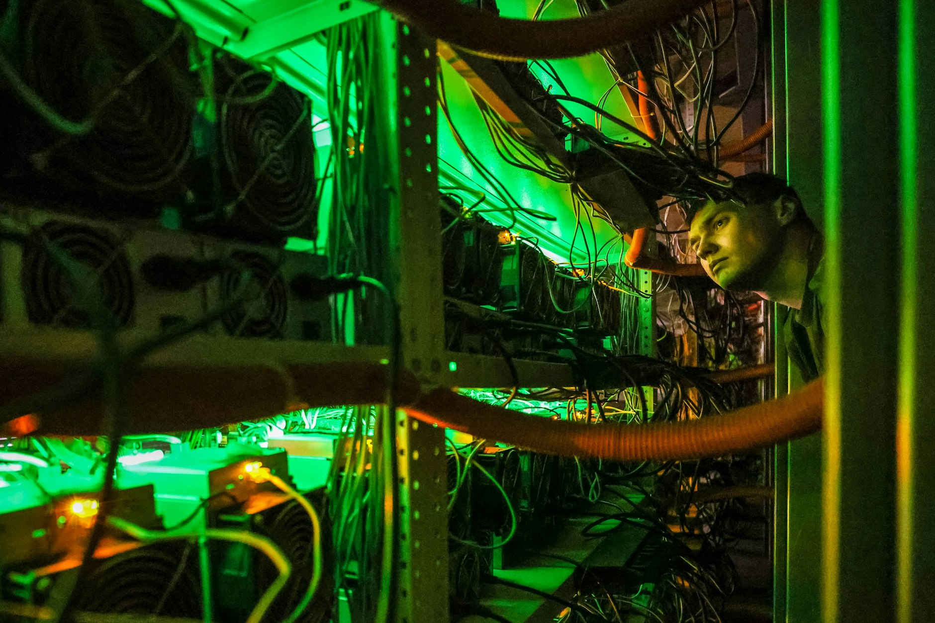 Ein Mitarbeiter in einer Bitcoin-Farm
