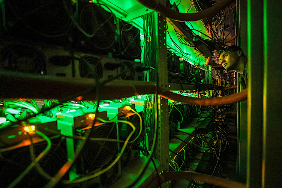 Ein Mitarbeiter in einer Bitcoin-Farm