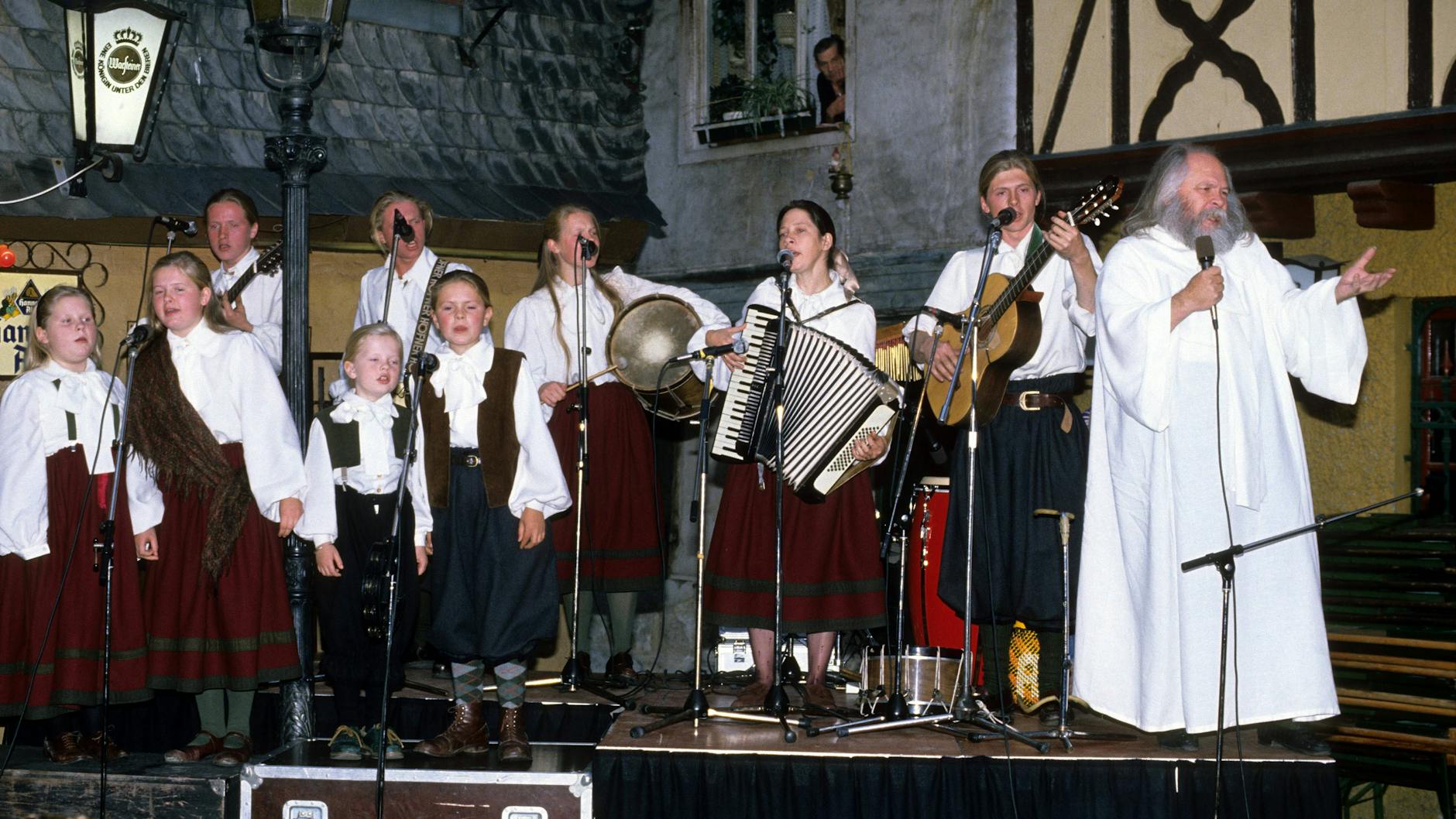 Dan Kelly 1989 mit seinen Kindern auf einer Bühne in Frankfurt.