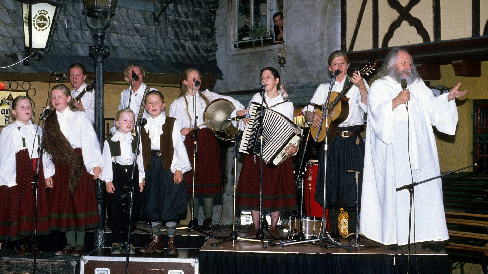 Dan Kelly 1989 mit seinen Kindern auf einer Bühne in Frankfurt.