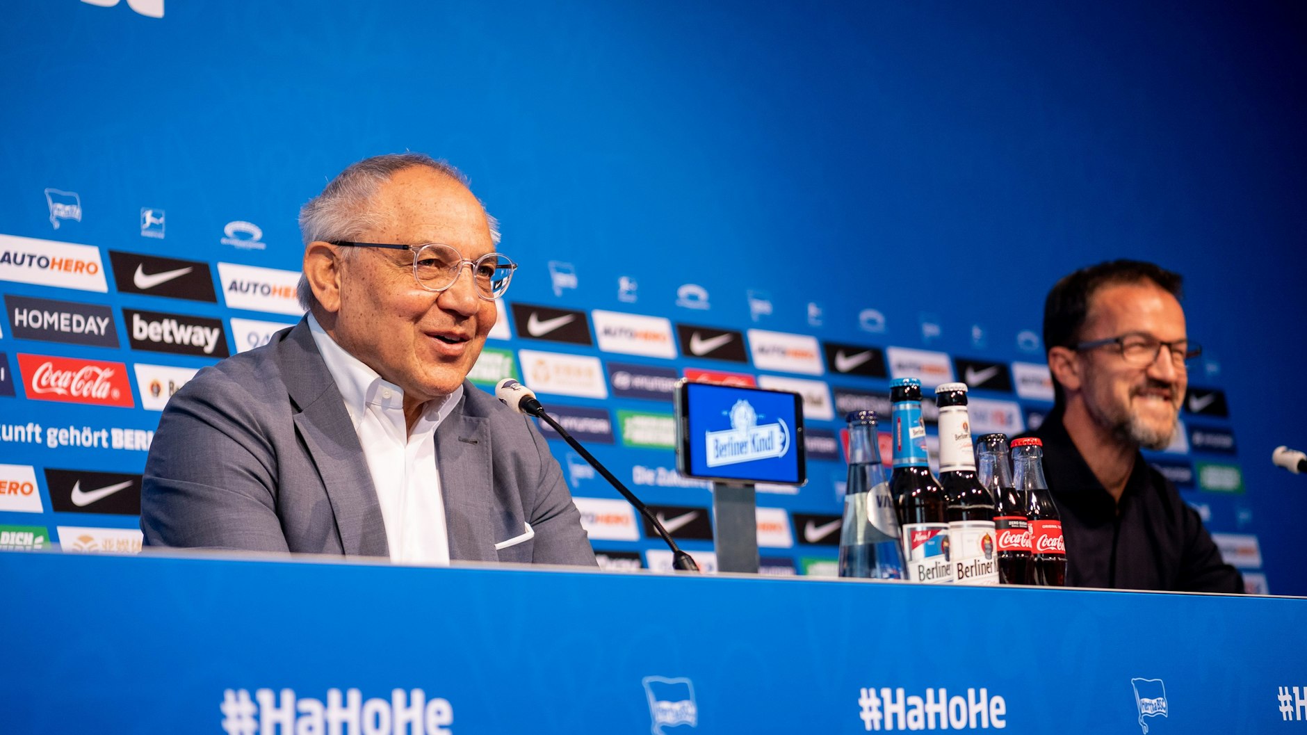 Gute gelaunt präsentierte sich Felix Magath bei seiner Vorstellung. Bei Magaths Sarkasmus musste sogar Fredi Bobic lachen.