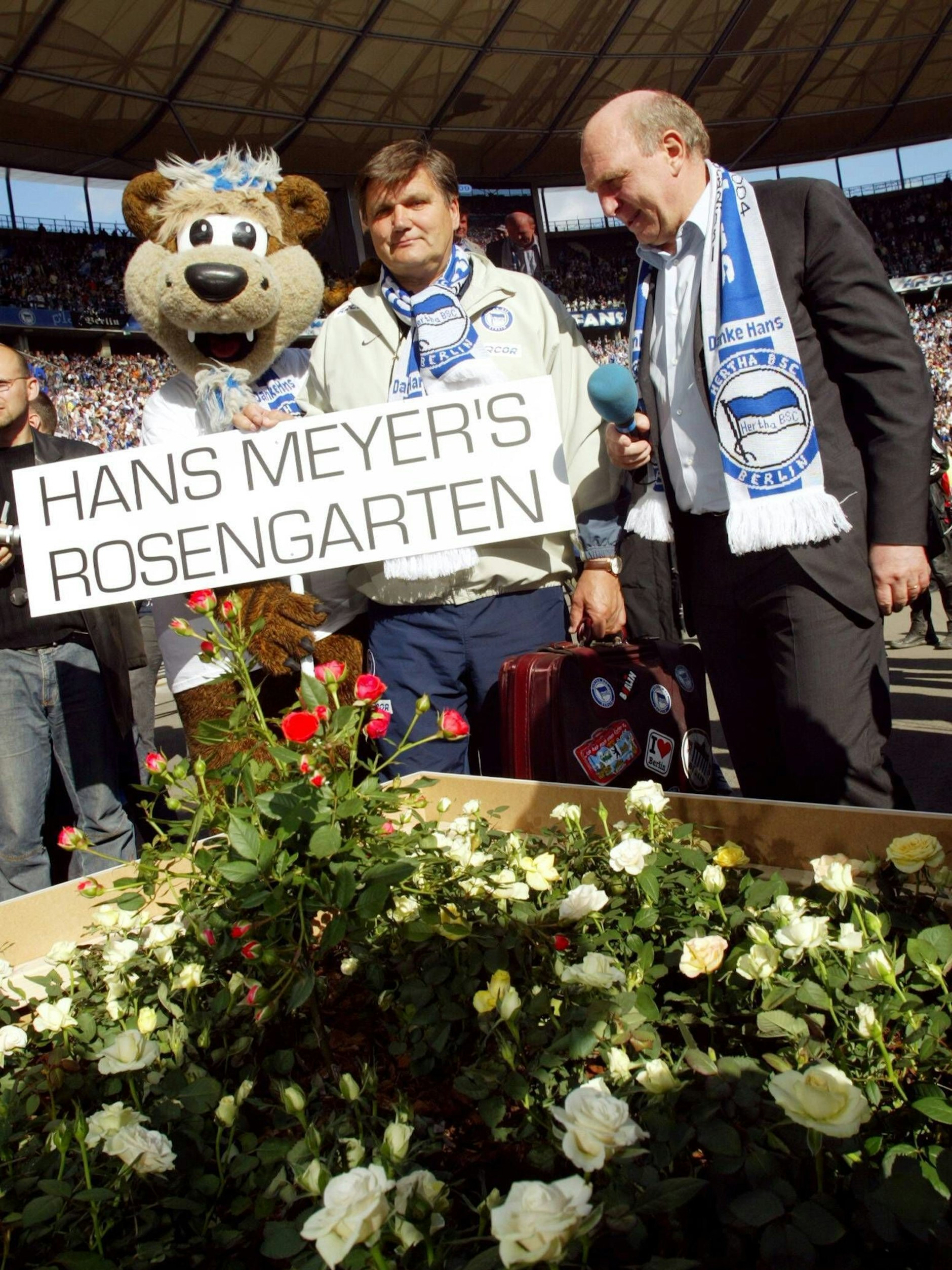 Hans Meyer 2004 bei der Ehrenrunde im Olympiastadion: ein Koffer und ein Rosengarten.