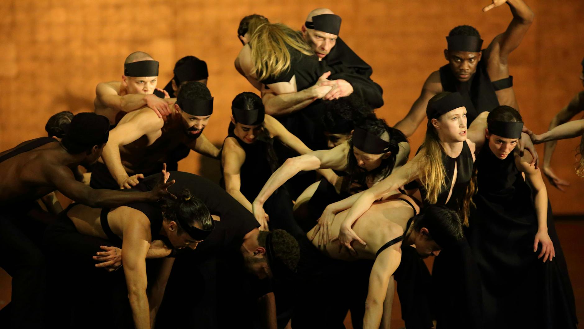 An Laokoon erinnernde Szene aus „Sym-Phonie MMXX“ in der Staatsoper.