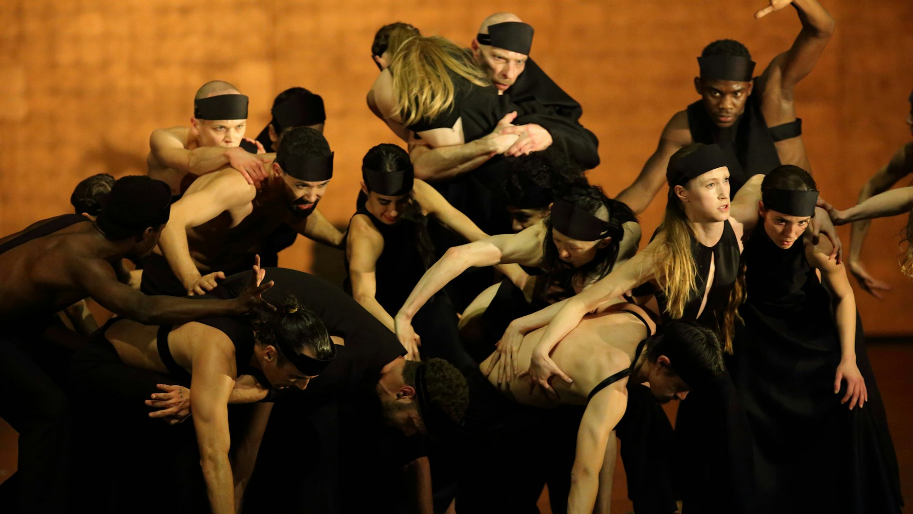 An Laokoon erinnernde Szene aus „Sym-Phonie MMXX“ in der Staatsoper.