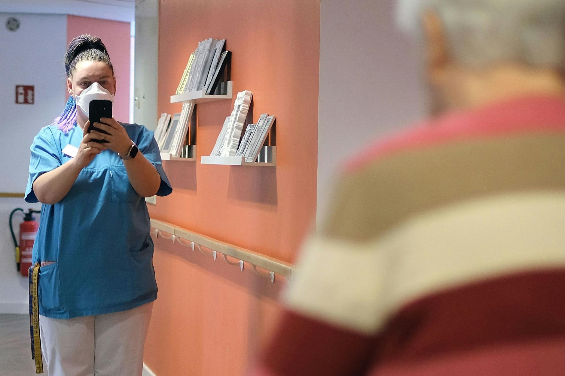 Pflegerin Nancy Schlensog und Bewohnerin Ingeborg Wirth bei der Bewegungsanalyse. Eine Künstliche Intelligenz soll diese dann auswerten.