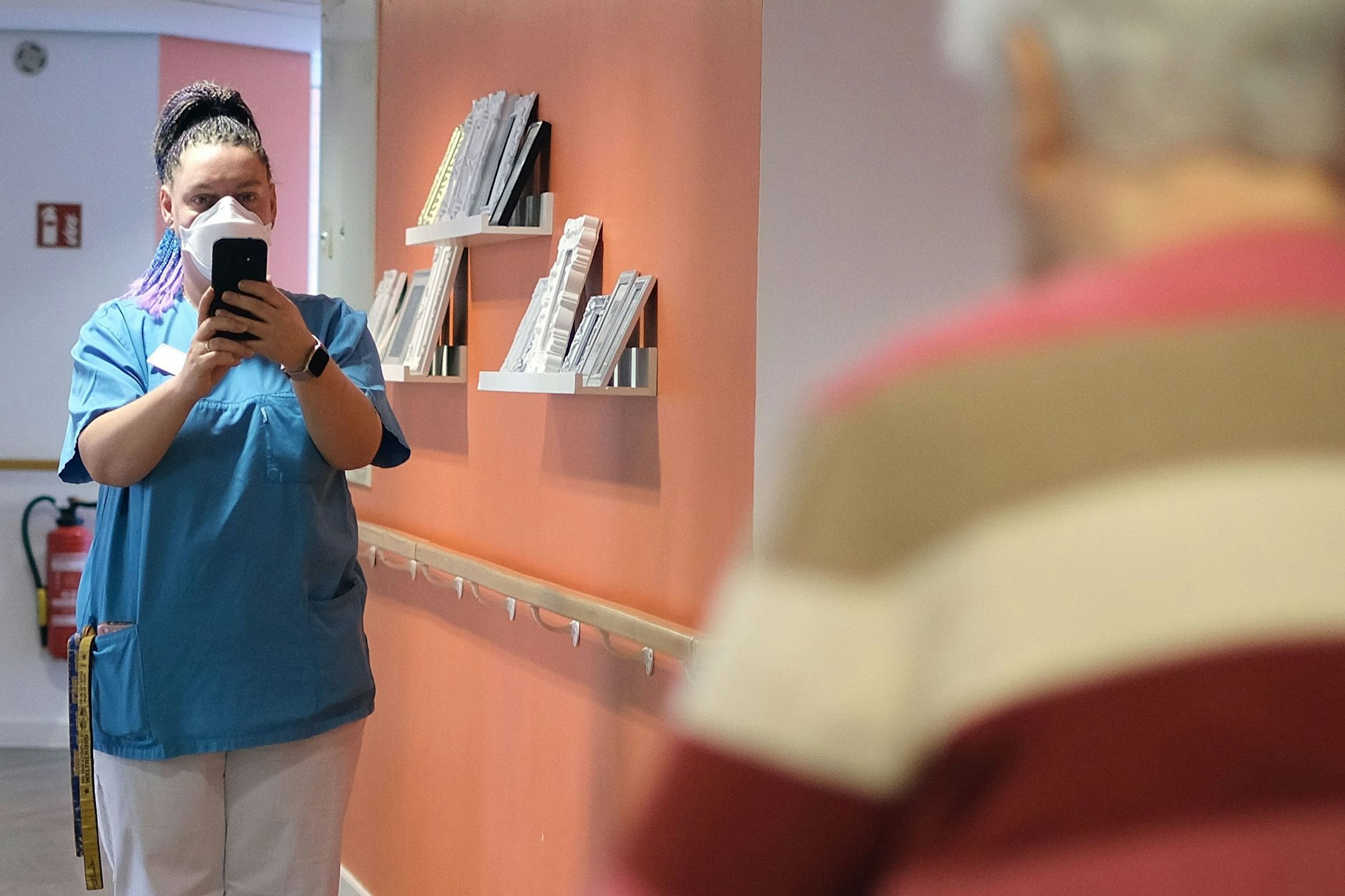 Pflegerin Nancy Schlensog und Bewohnerin Ingeborg Wirth bei der Bewegungsanalyse. Eine Künstliche Intelligenz soll diese dann auswerten.