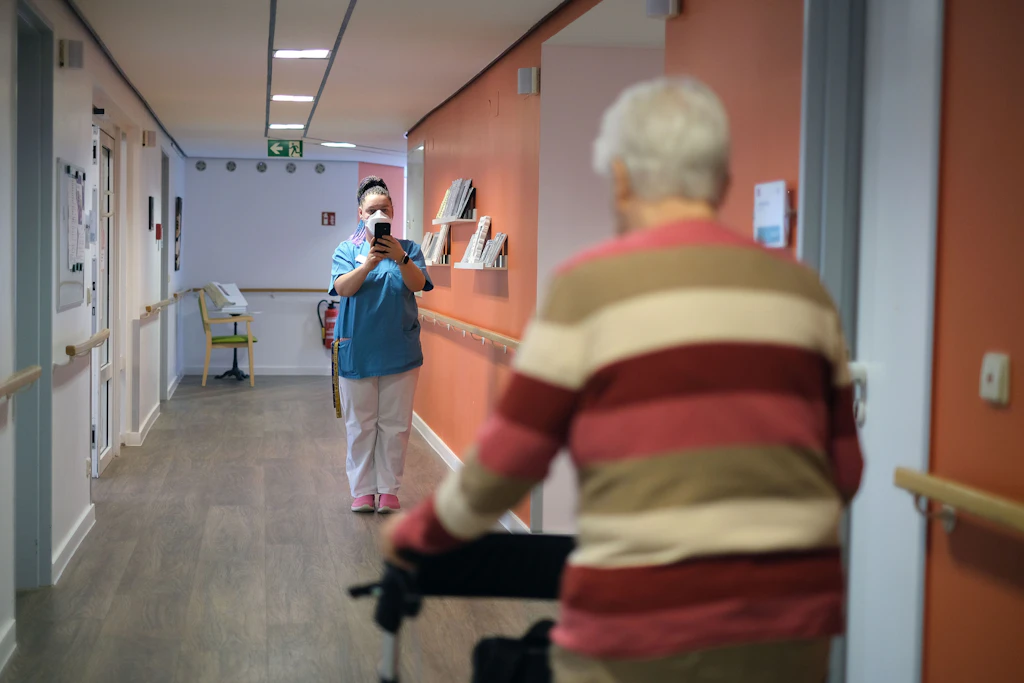 Wie Künstliche Intelligenz die Arbeit der Pflegenden erleichtern soll