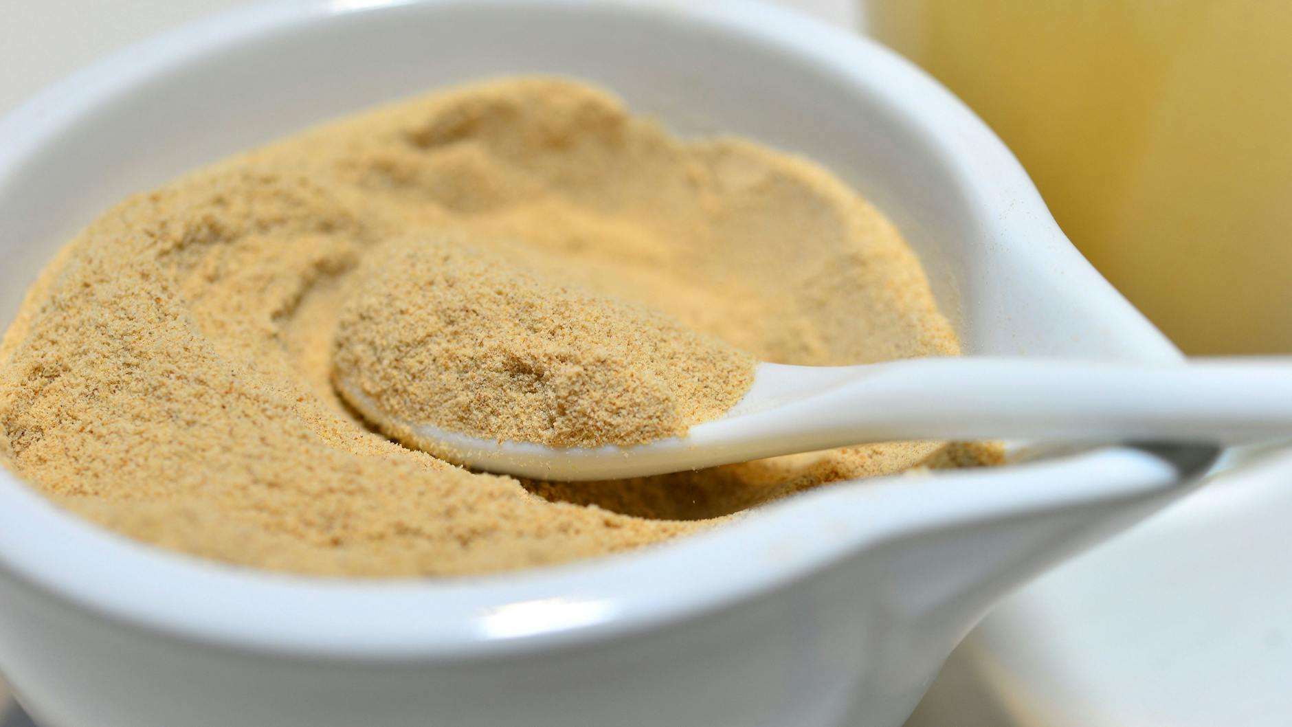 Flohsamenschalen gibt es auch gemahlen in vielen Drogerien.