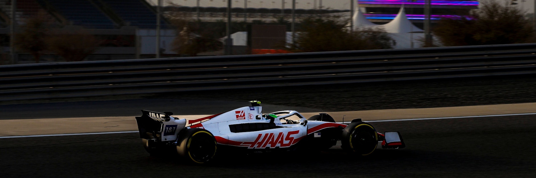 In der Dämmerung von Sakhir in Bahrain sorgt Mick Schumacher in seinem Haas für einen echten Lichtblick.