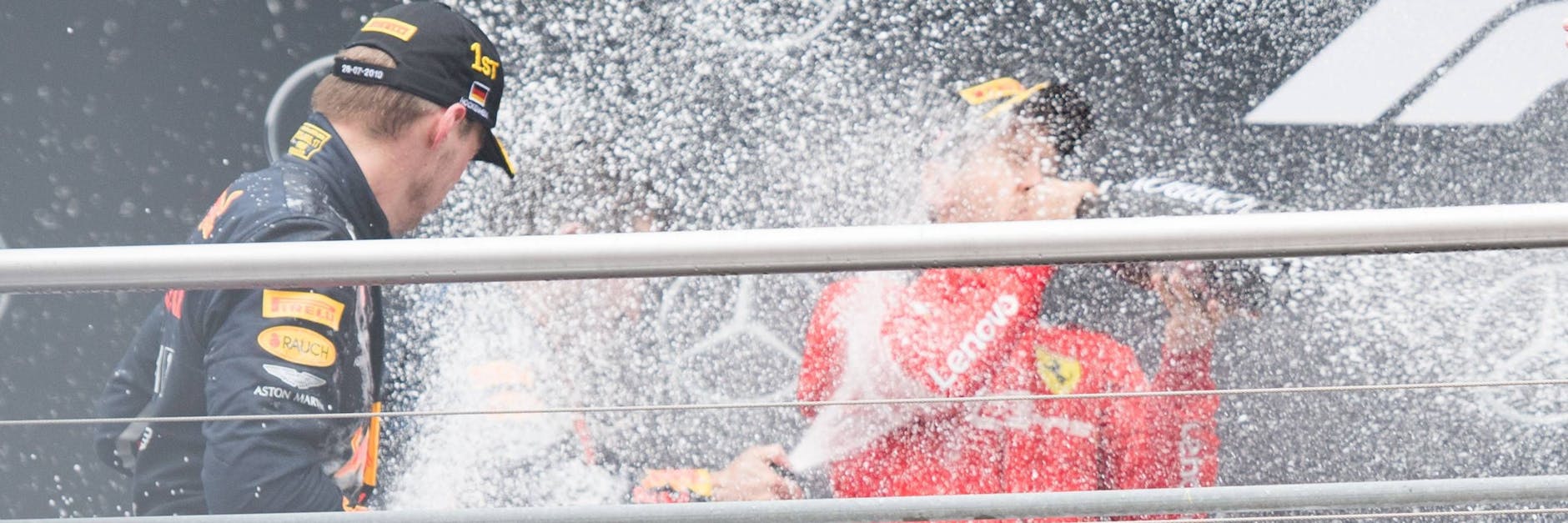 So war es 2019 auf dem Hockenheimring: Max Verstappen und Sebastian Vettel nehmen auf dem Siegerpodest volle Pulle die Schampus-Dusche.