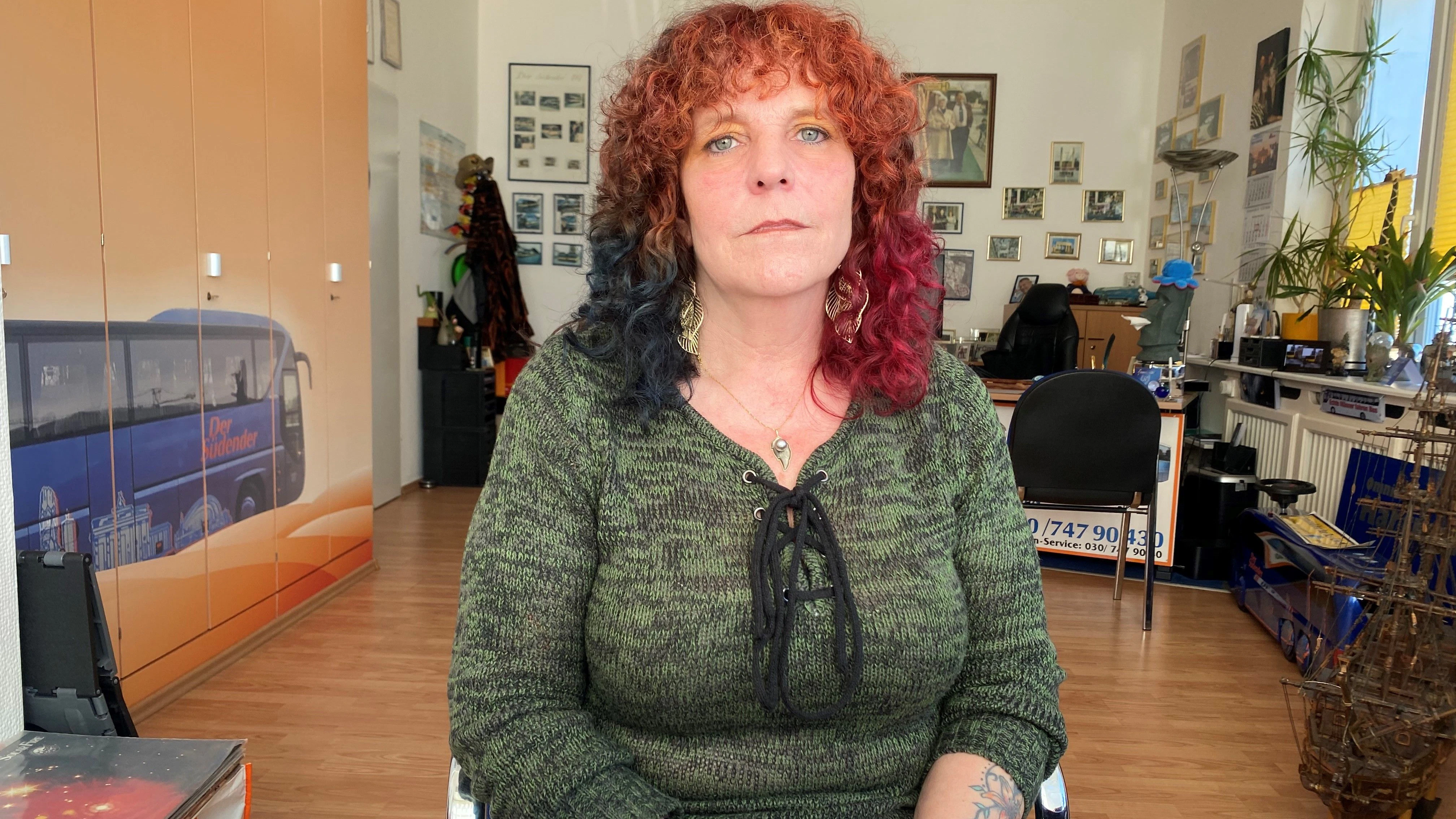Mit fünf Jahren verteilte sie Gummibärchen an Fahrgäste, nun ist sie die Chefin: Claudia Hartmann in ihrem Büro.