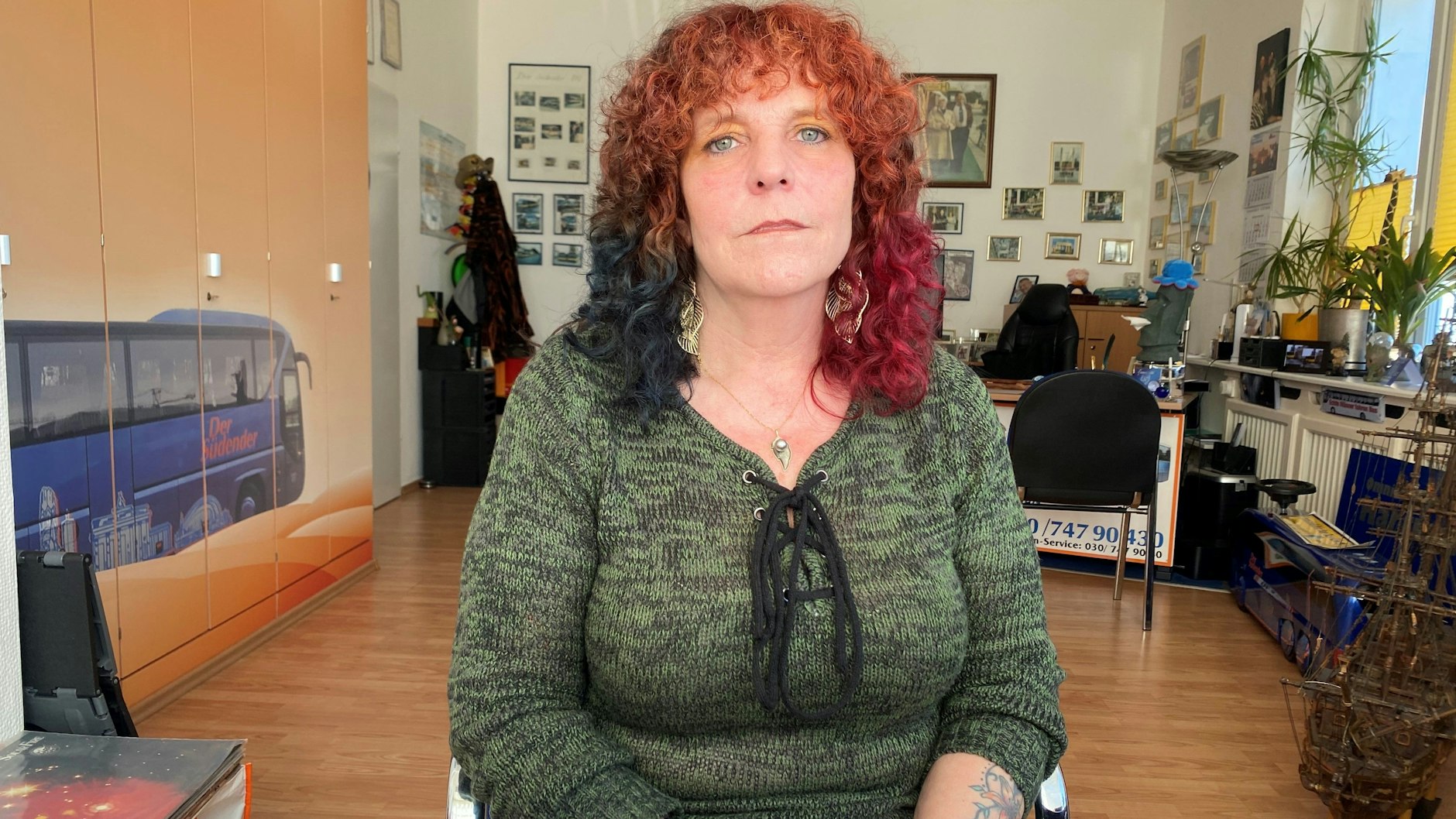 Mit fünf Jahren verteilte sie Gummibärchen an Fahrgäste, nun ist sie die Chefin: Claudia Hartmann in ihrem Büro.