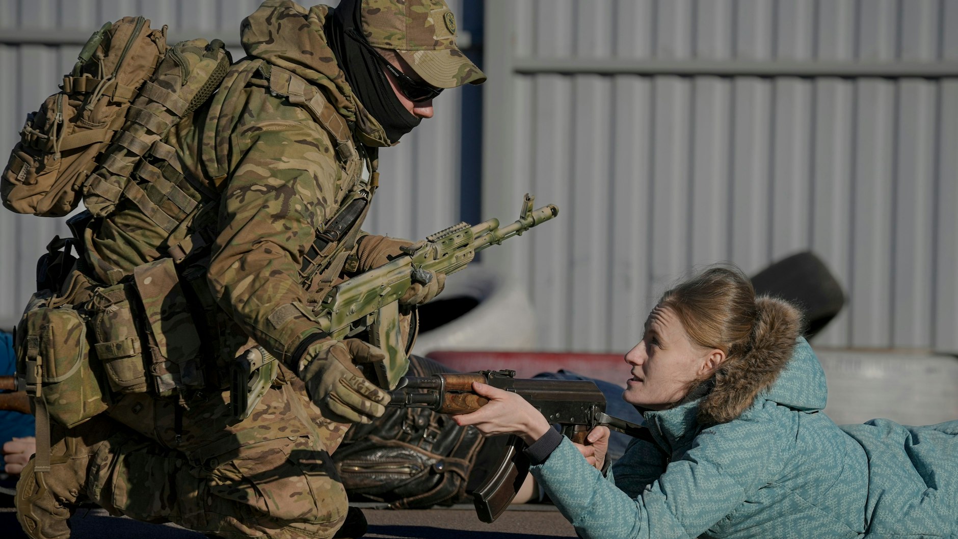 Auch Frauen wird in der Ukraine beigebracht, notfalls zu töten: In einer Grundausbildung lernt die Zivilbevölkerung in Mariupol, mit automatischen Waffen zu schießen.