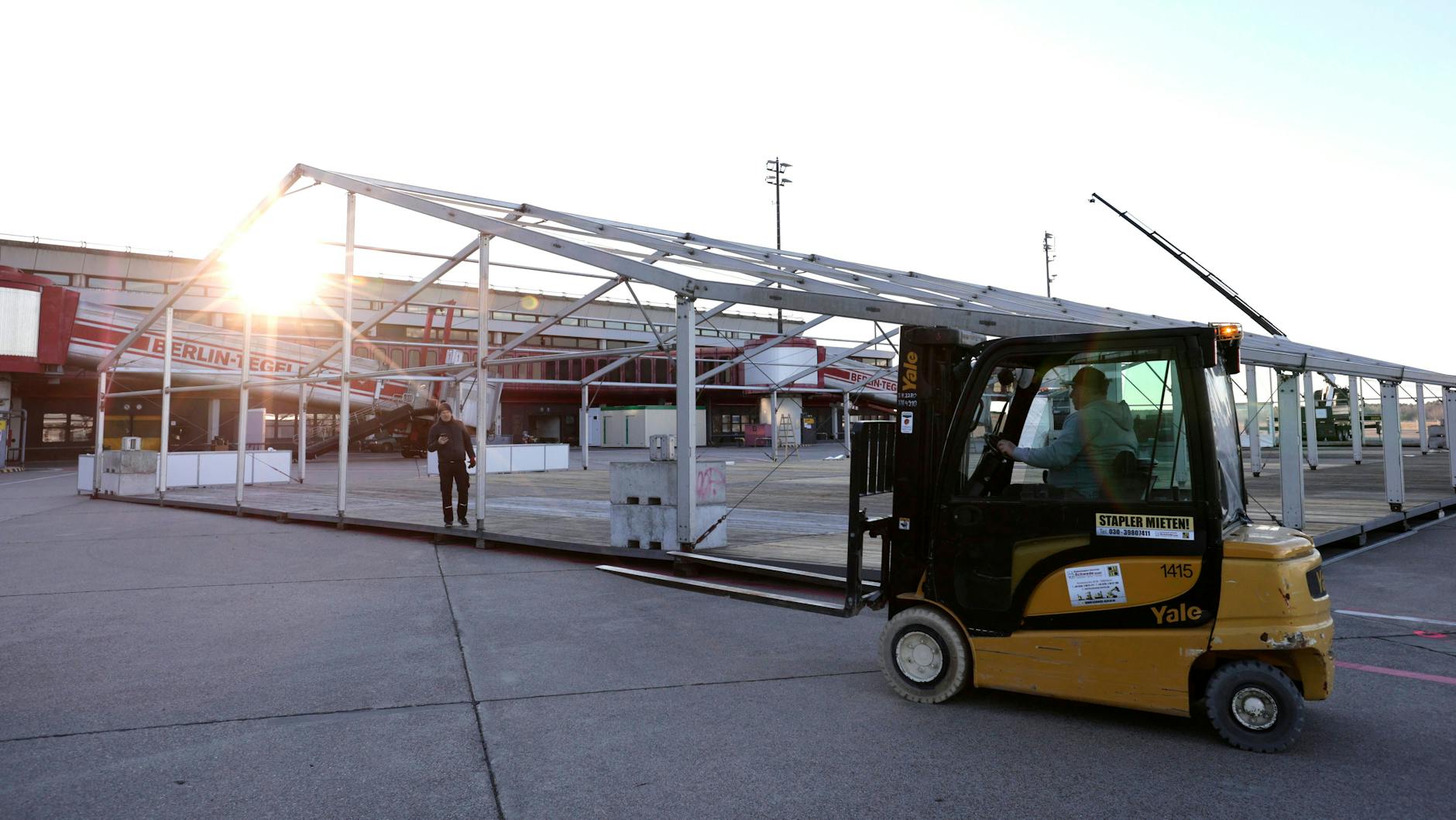 Berlin: Auf dem Flughafengelände in Tegel entsteht ein neues Ankunftszentrum für Kriegsflüchtlinge aus der Ukraine.