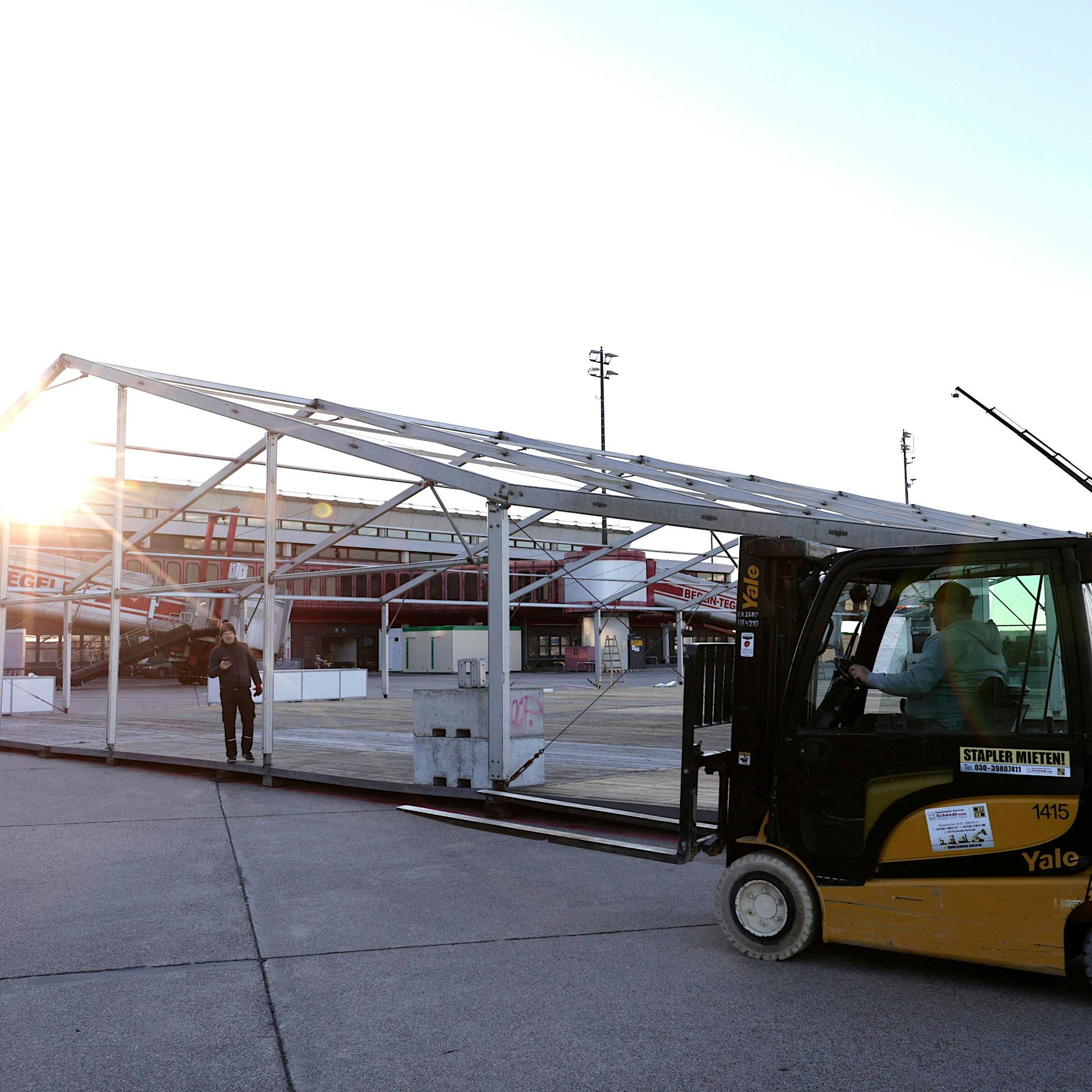 Flughafen Tegel: Zeltstadt für Ukraine-Flüchtlinge mit 7500 Plätzen