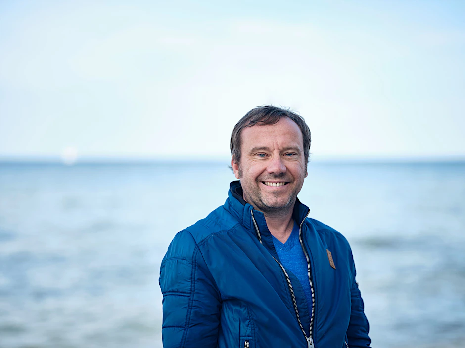 Gregor Sander, fotografiert an der Ostsee.