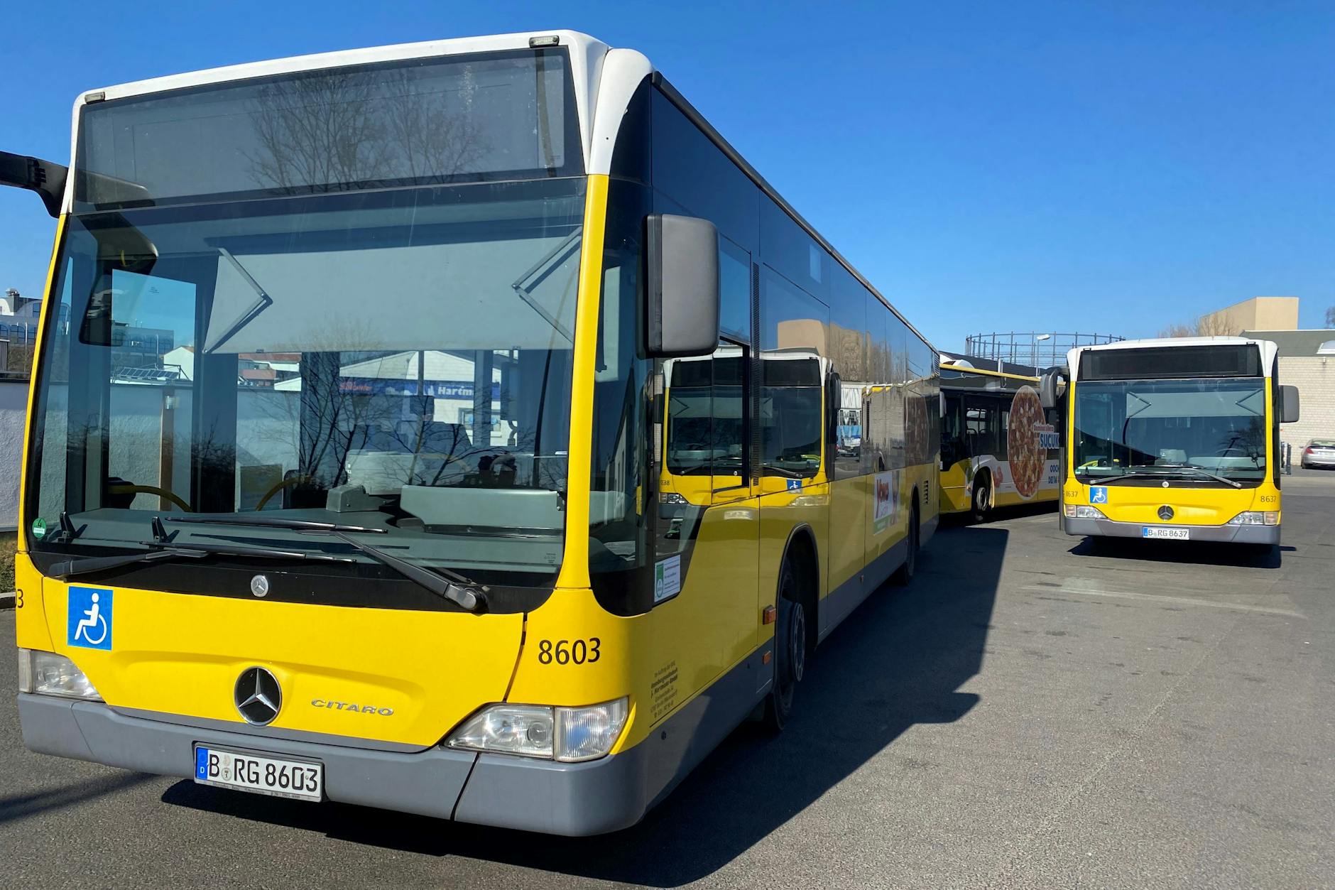 Startklar für die nächste Fahrt: drei der 63 Busse, die der Omnibusgesellschaft Hartmann in Mariendorf gehören. Doch sie werden nicht mehr lange vom Betriebshof im Süden Berlins starten.