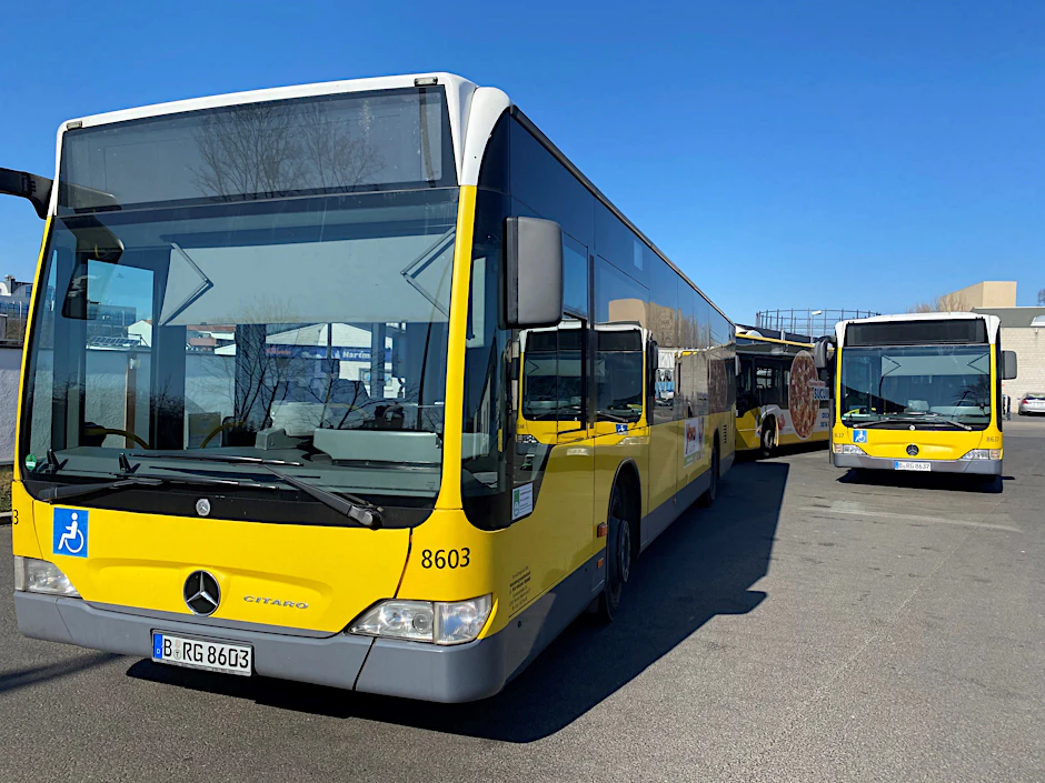 Startklar für die nächste Fahrt: drei der 63 Busse, die der Omnibusgesellschaft Hartmann in Mariendorf gehören. Doch sie werden nicht mehr lange vom Betriebshof im Süden Berlins starten.