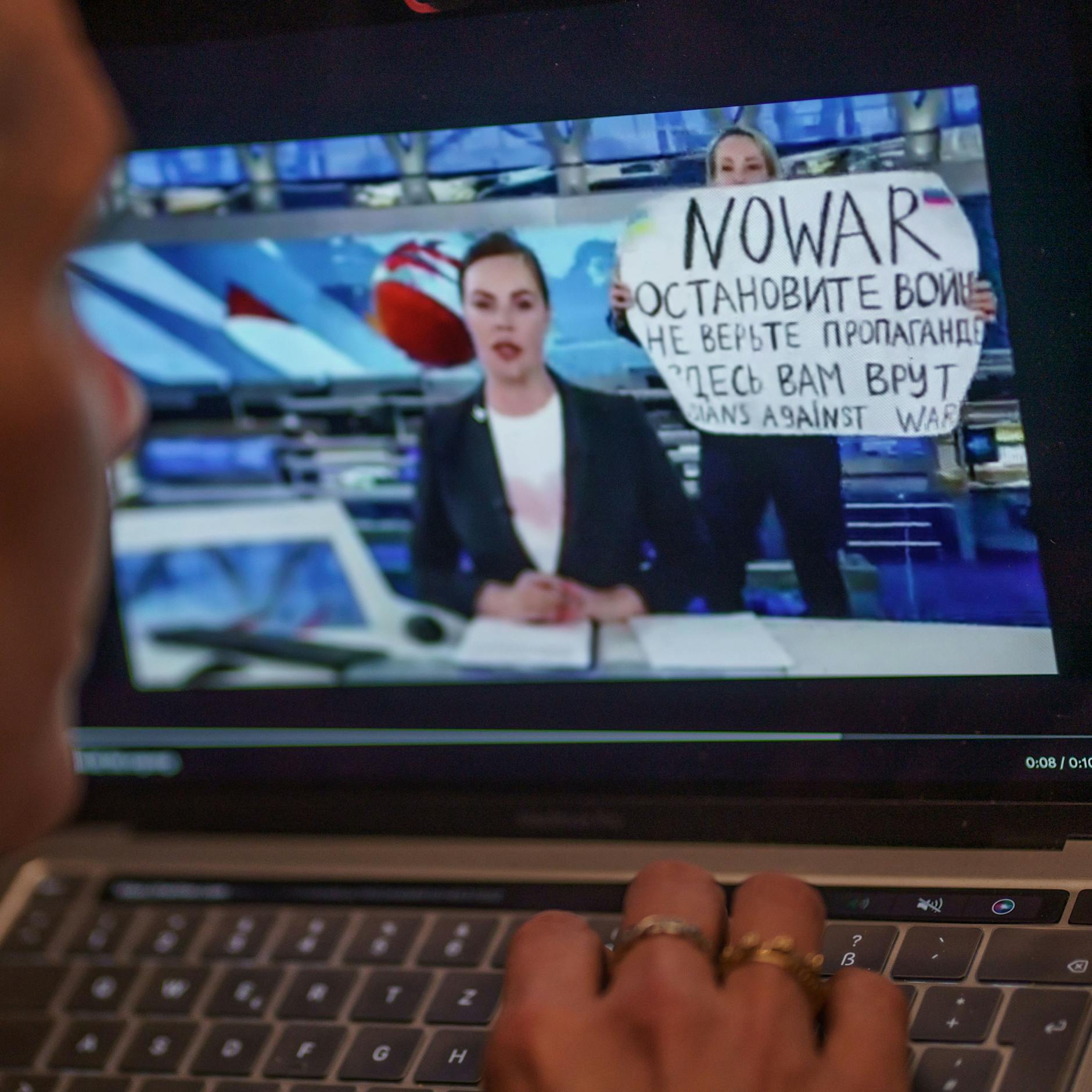 Mutige Kriegsgegnerin sorgt für Unterbrechung von russischen TV-Nachrichten