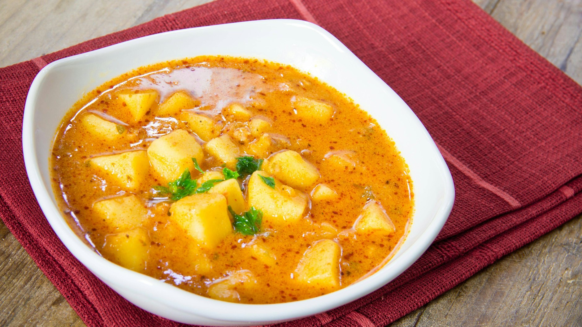 Kartoffelgulasch, schnell gemacht und so lecker.