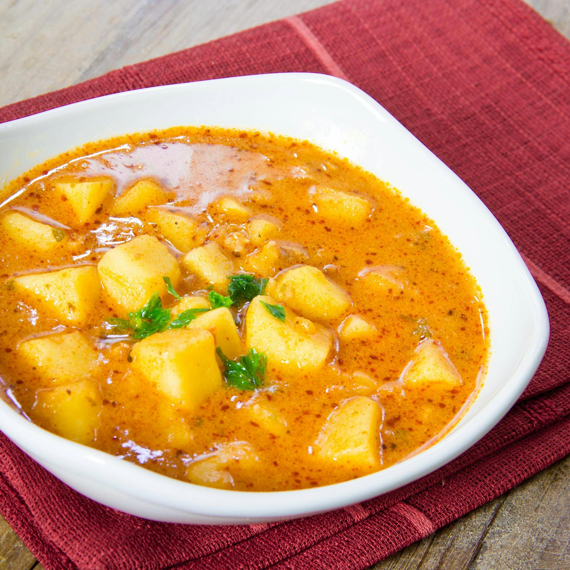 Aus Omas Küche: Kartoffelgulasch, wie es in der DDR gekocht wurde – hier das Rezept!