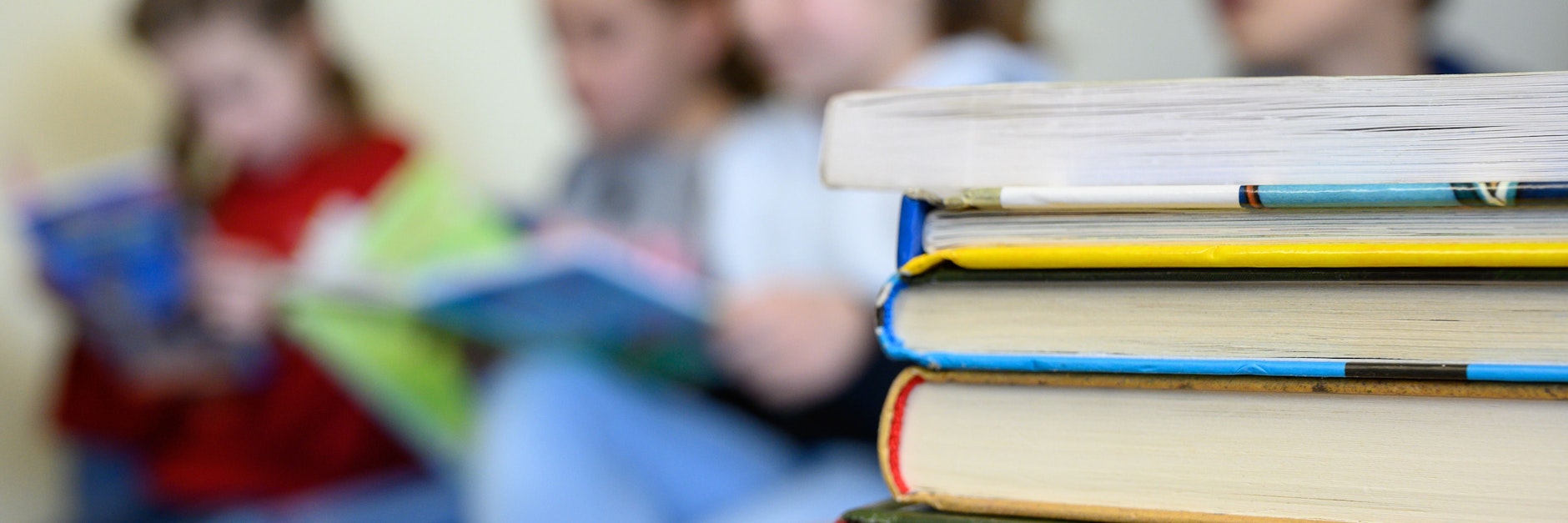 Kinder lesen in einer Grundschule. (Symbolbild)