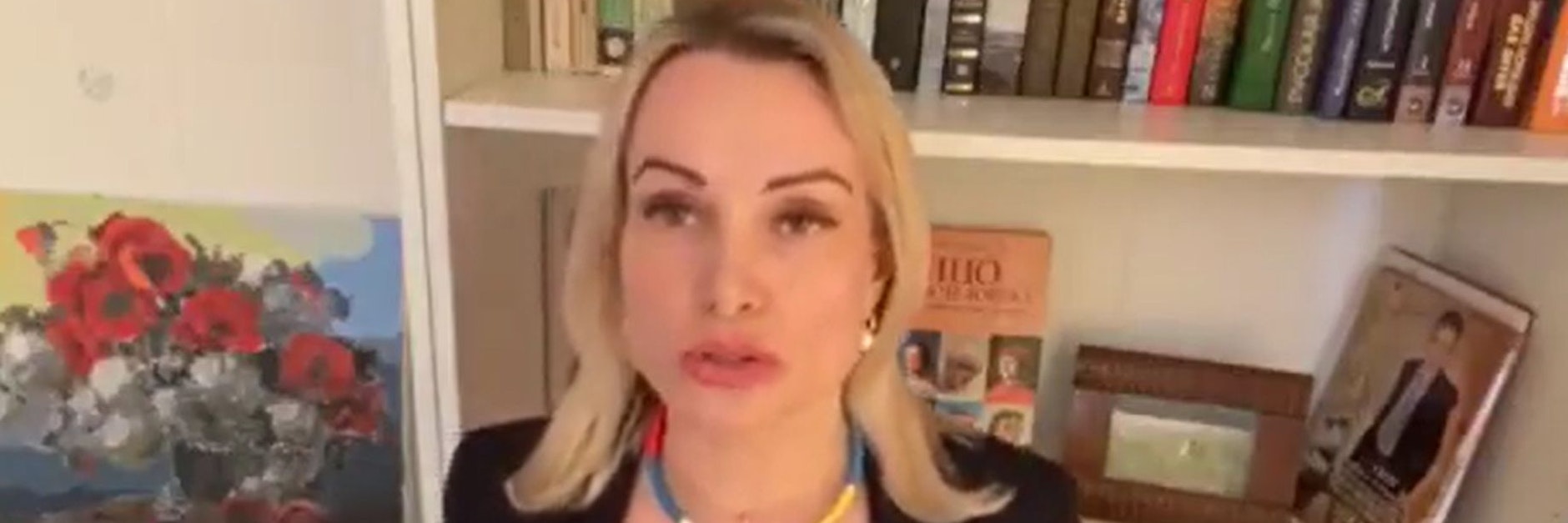 Der Screenshot von der Nachrichtenplattform Twitter zeigt ein Statement von Marina Ovsyannikova vor ihrer Aktion im russischen Fernsehen.