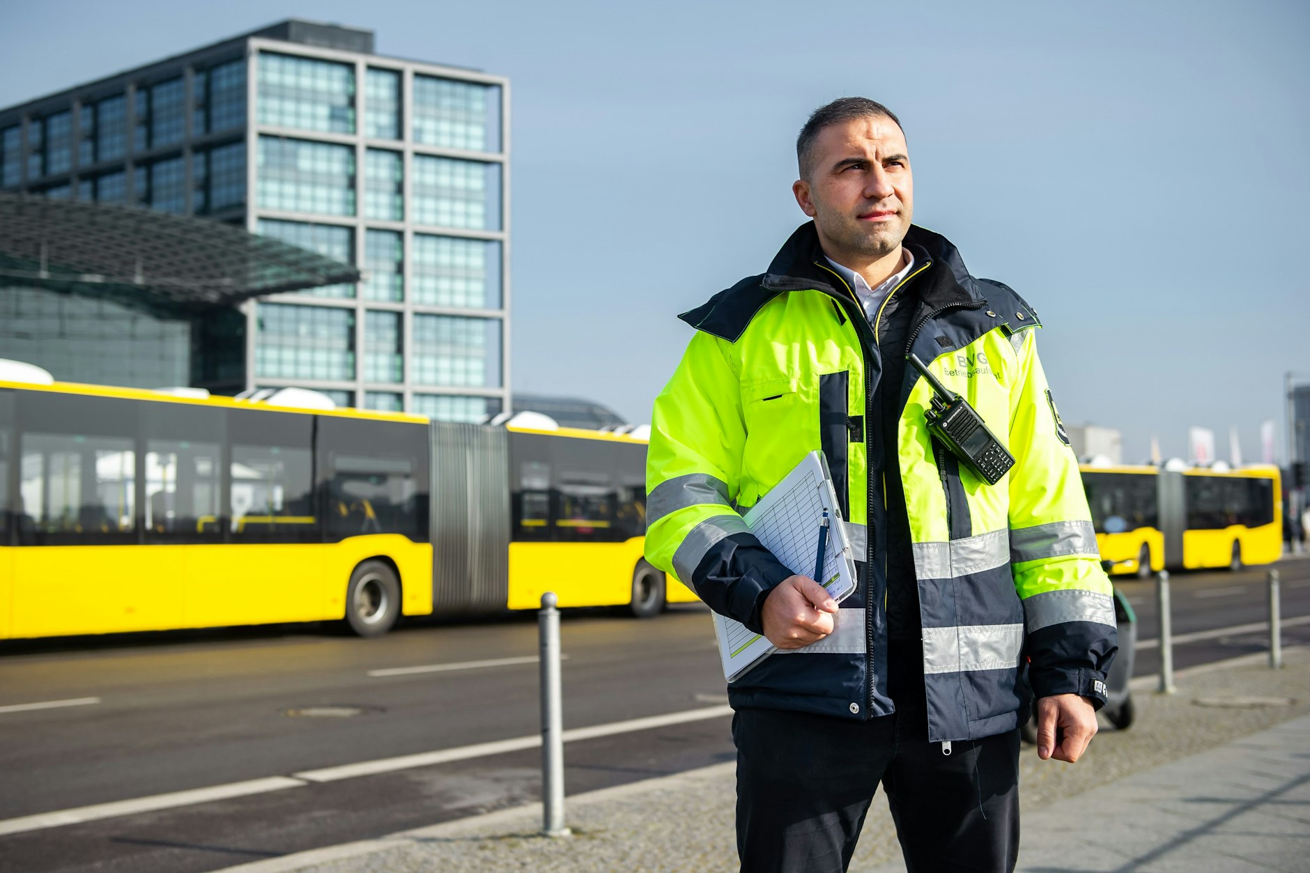 Warten auf den nächsten Zug aus Polen: BVG-Verkehrsmeister Cihan Karadag am Hauptbahnhof.