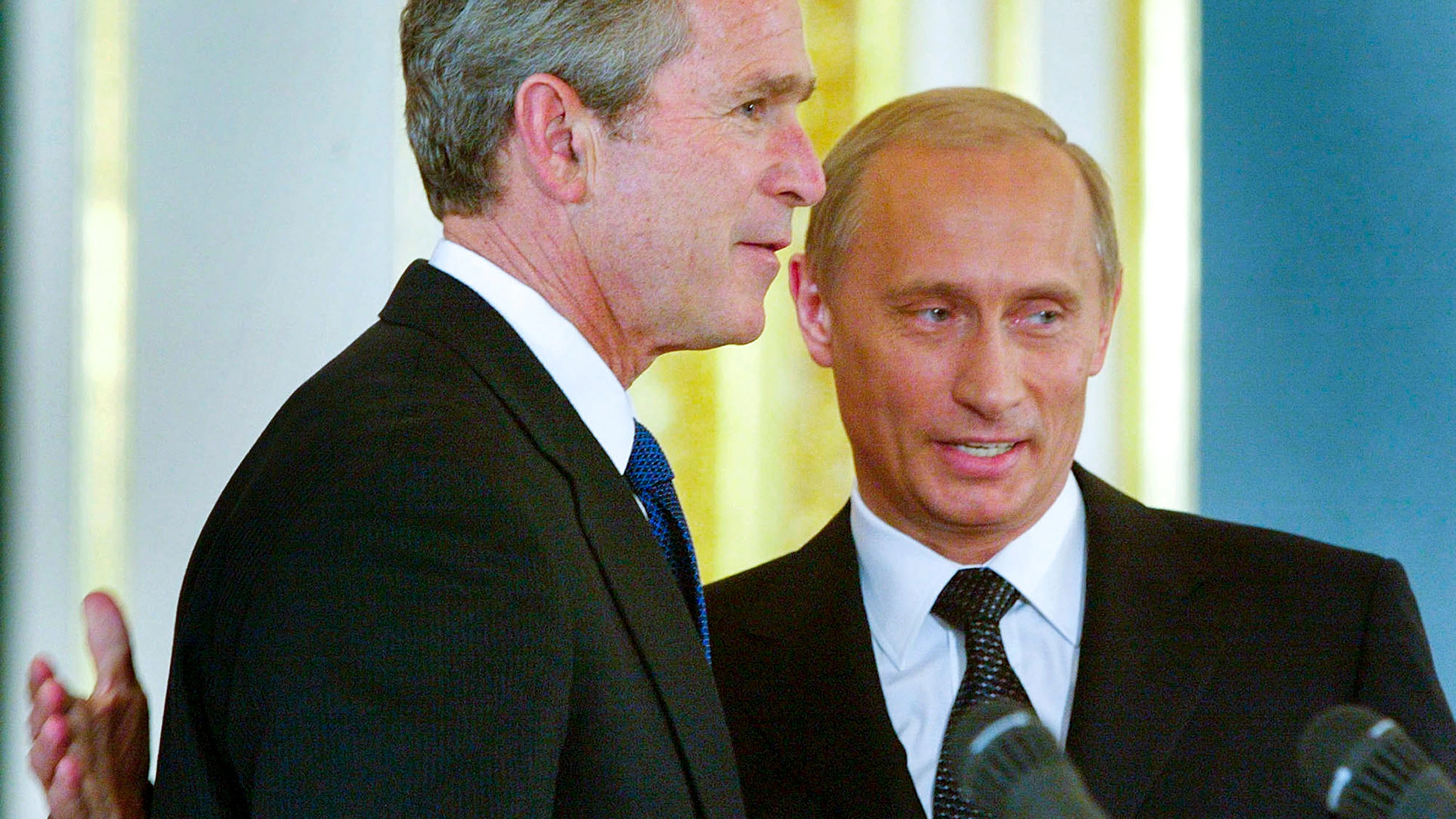 Wladimir Putin (rechts) und George Bush junior: 2002 in Moskau.