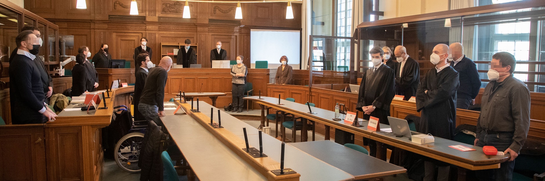 Fünf Angeklagte und viele Anwälte: Gestern begann der Prozess gegen den Ex-Logistik-Chef von Springer und seine Kumpane.