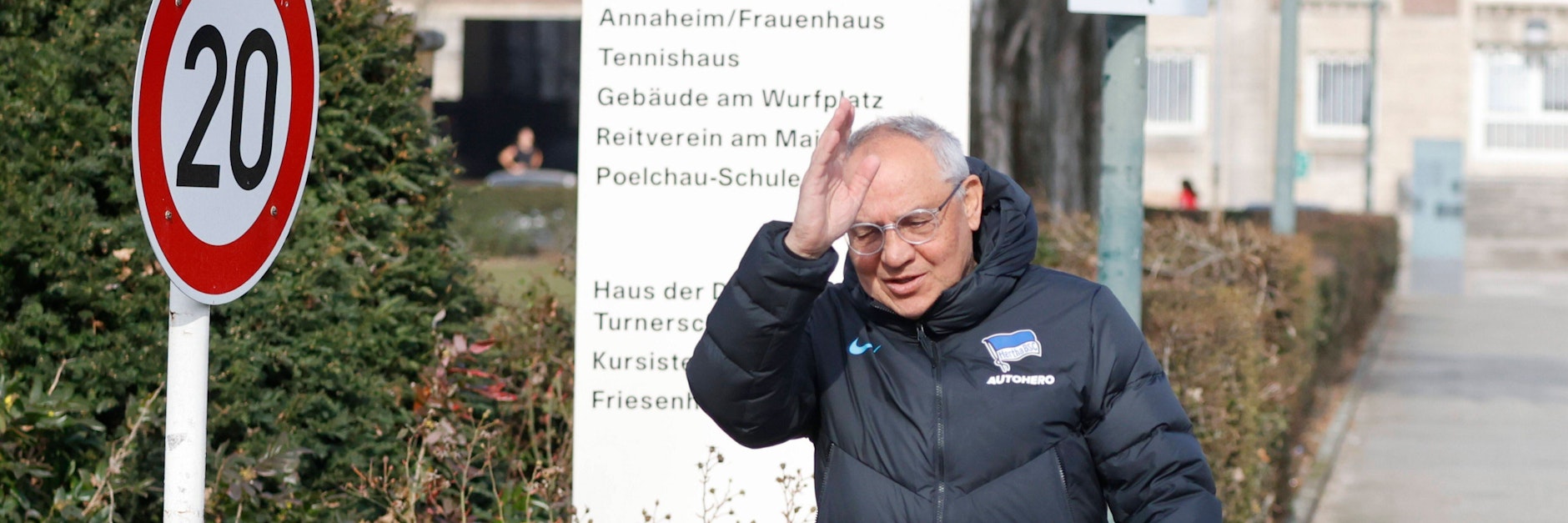 Hallo, hier bin ich! Felix Magath grüßt alle vor seinem ersten Training bei Hertha.