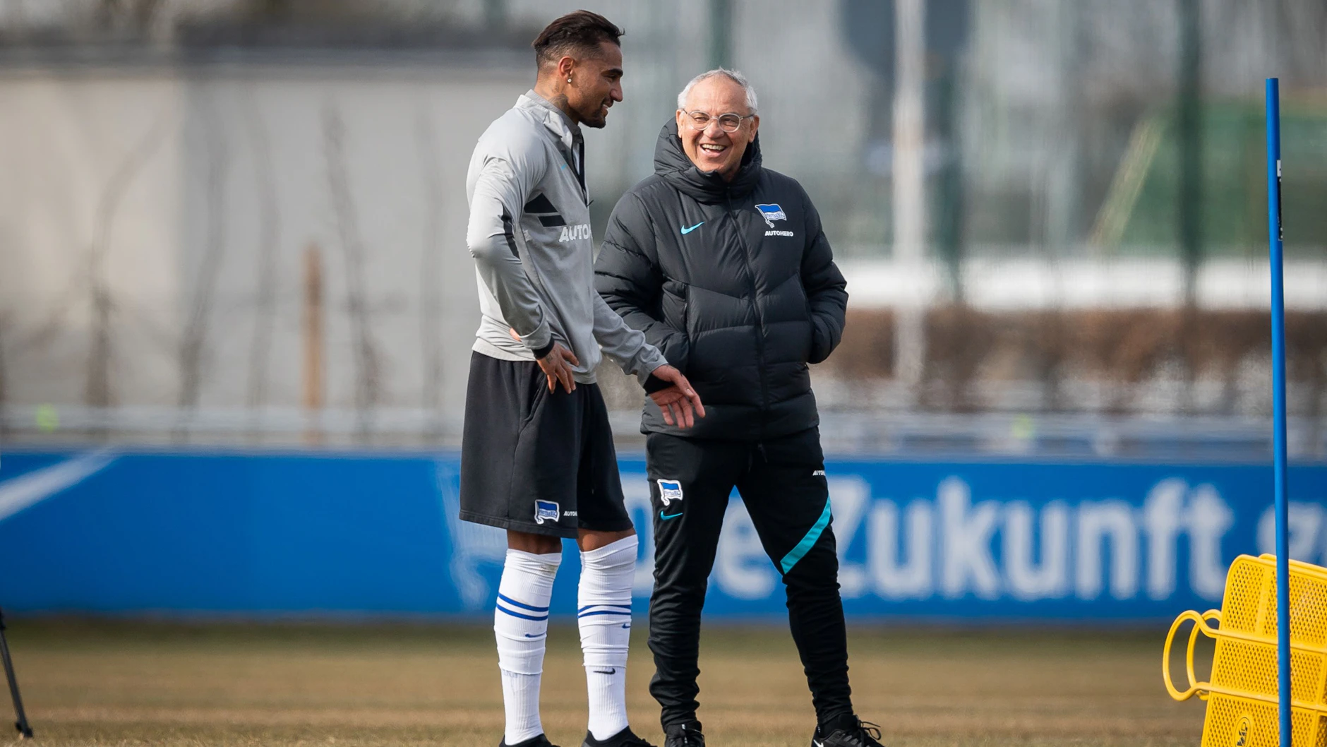 Ein erstes Beschnuppern: Kevin-Prince Boateng und Felix Magath (v. l.) bei der ersten Einheit des neuen Trainers von Hertha BSC.