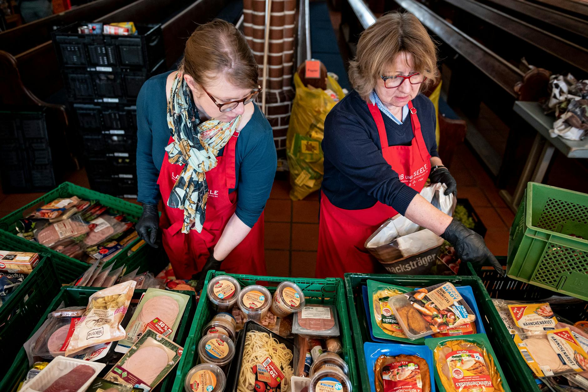 Mitarbeiter der Lebensmittelausgabestelle Laib und Seele der Berliner Tafel