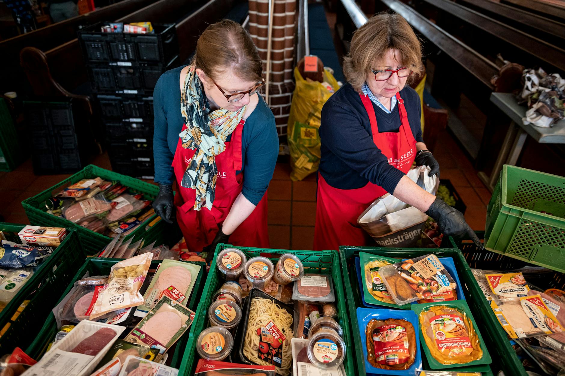 Freiwillige Helfer von „Laib und Seele“ – eine Aktion der Berliner Tafel, des RBB und der Kirchen – sortieren Essenspakete für Bedürftige.