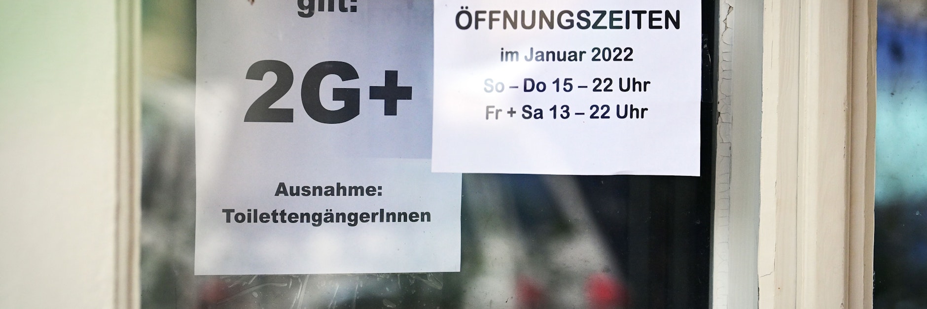 Fenster eines Restaurants in der Potsdamer Innenstadt: Vorerst bleibt es bei Corona-Beschränkungen.