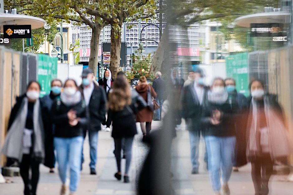 Berlin:&nbsp;Passanten mit Mund-Nasen-Schutz gehen über die Tauentzienstraße (Archivbild).