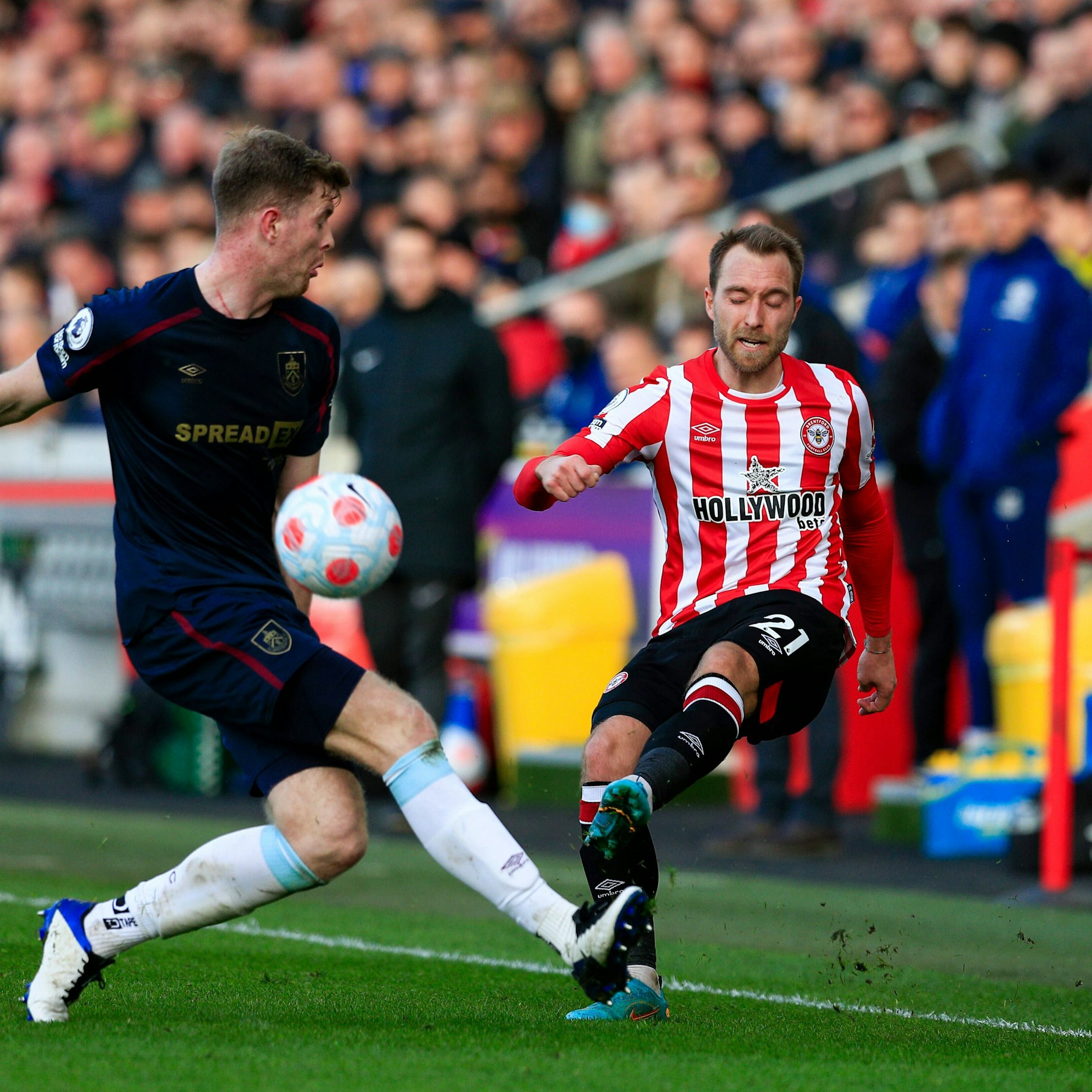 Seit Februar spielt Christian Eriksen (r.) bei Brentford in der englischen Premier League.