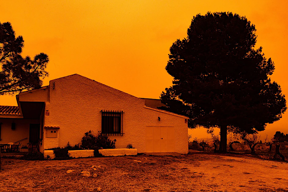 Durch den Saharastaub färbte sich der Himmel orange.