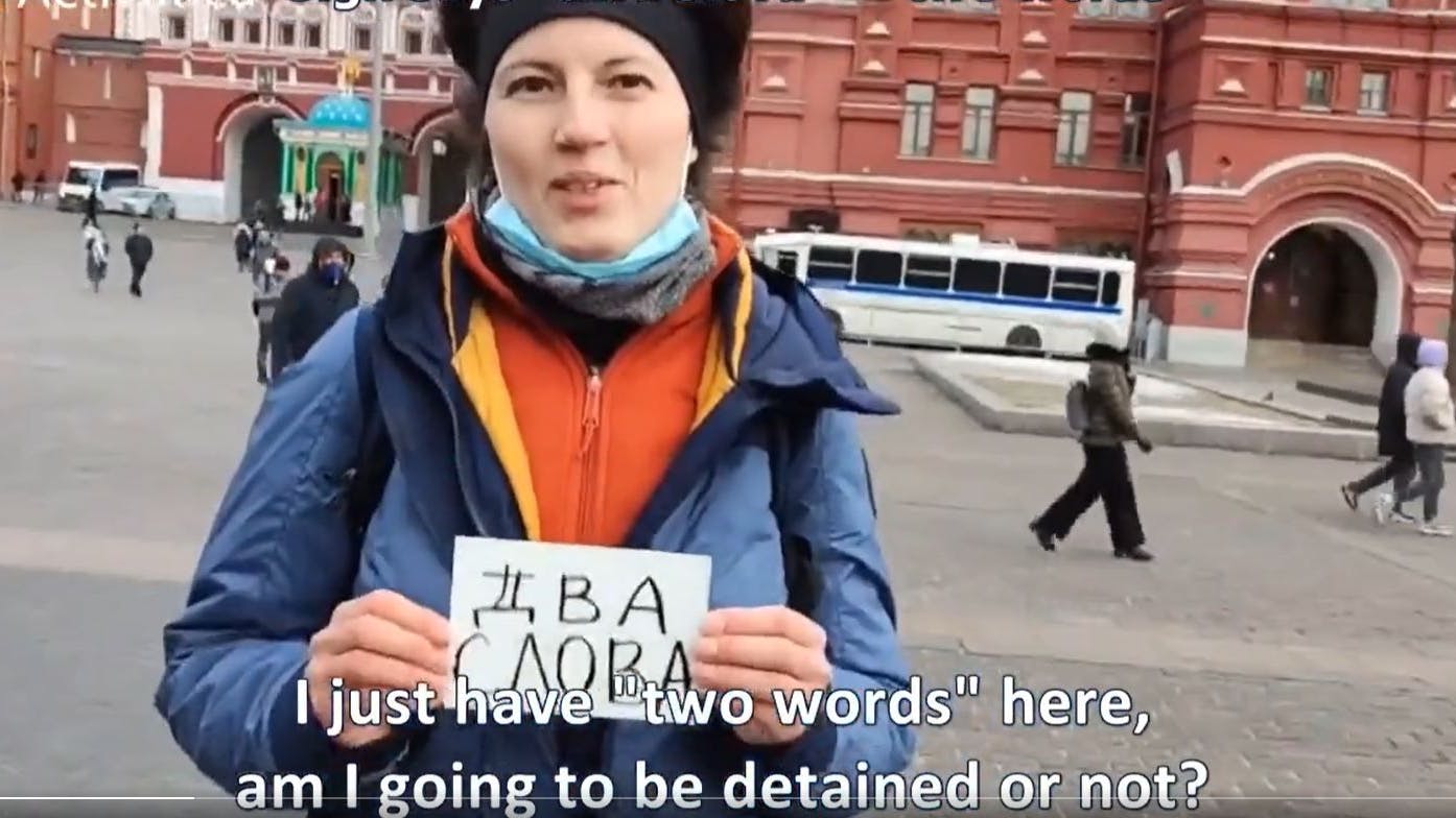 Eine Moskauerin zeigt ein Schildchen „Zwei Worte“ und fragt, ob sie wohl festgenommen würde. Eine rhetorische Frage, Sekunden später war die Polizei da.
