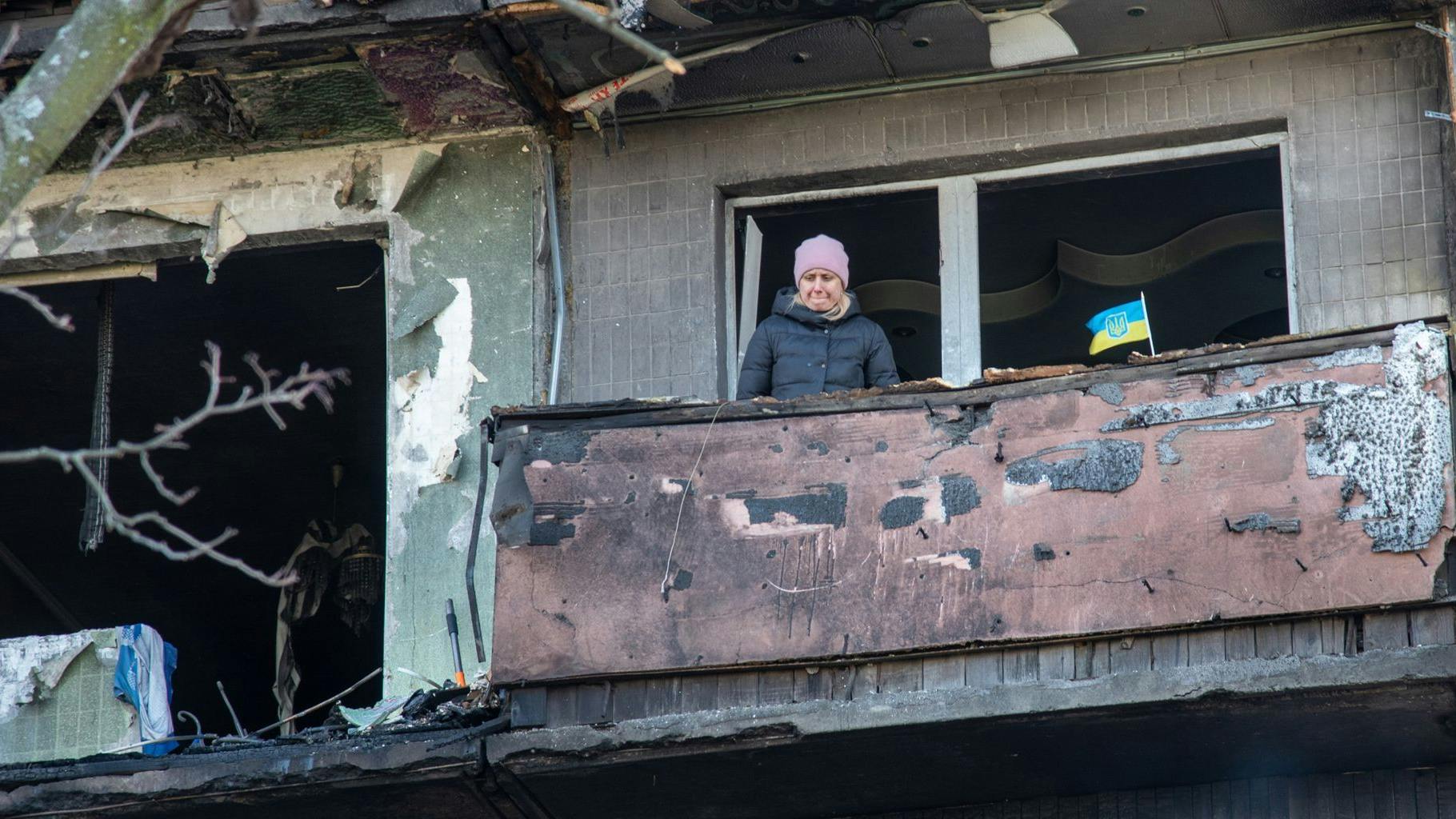 Wie zum Trotz hat eine Frau in Kiew ein ukrainisches Fähnchen auf den Balkon ihrer zerschossenen Wohnung gepflanzt.