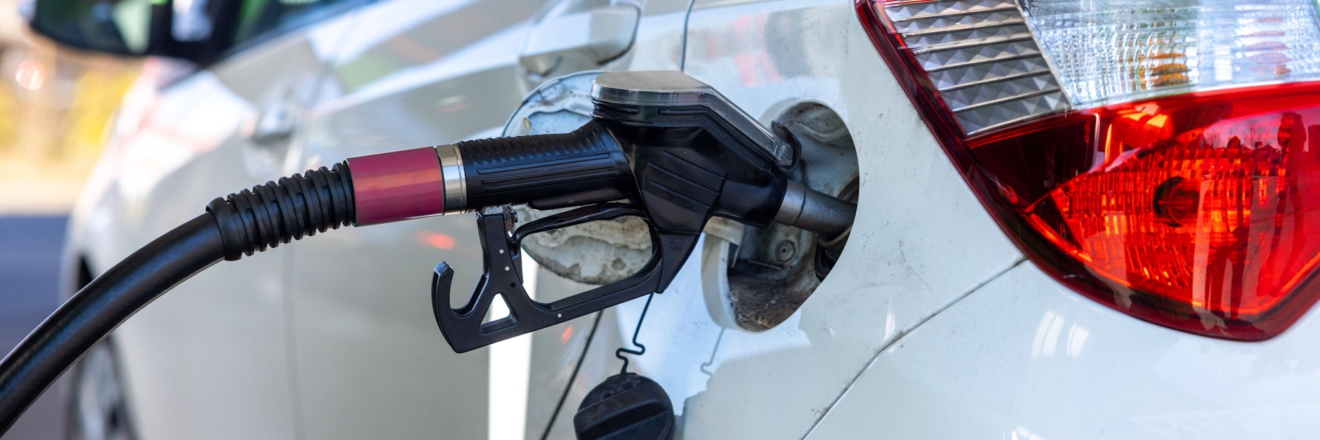 Die Spritpreise treiben momentan die Tankrechnungen in die Höhe - aber kann man statt Diesel Sonnenblumenöl tanken?