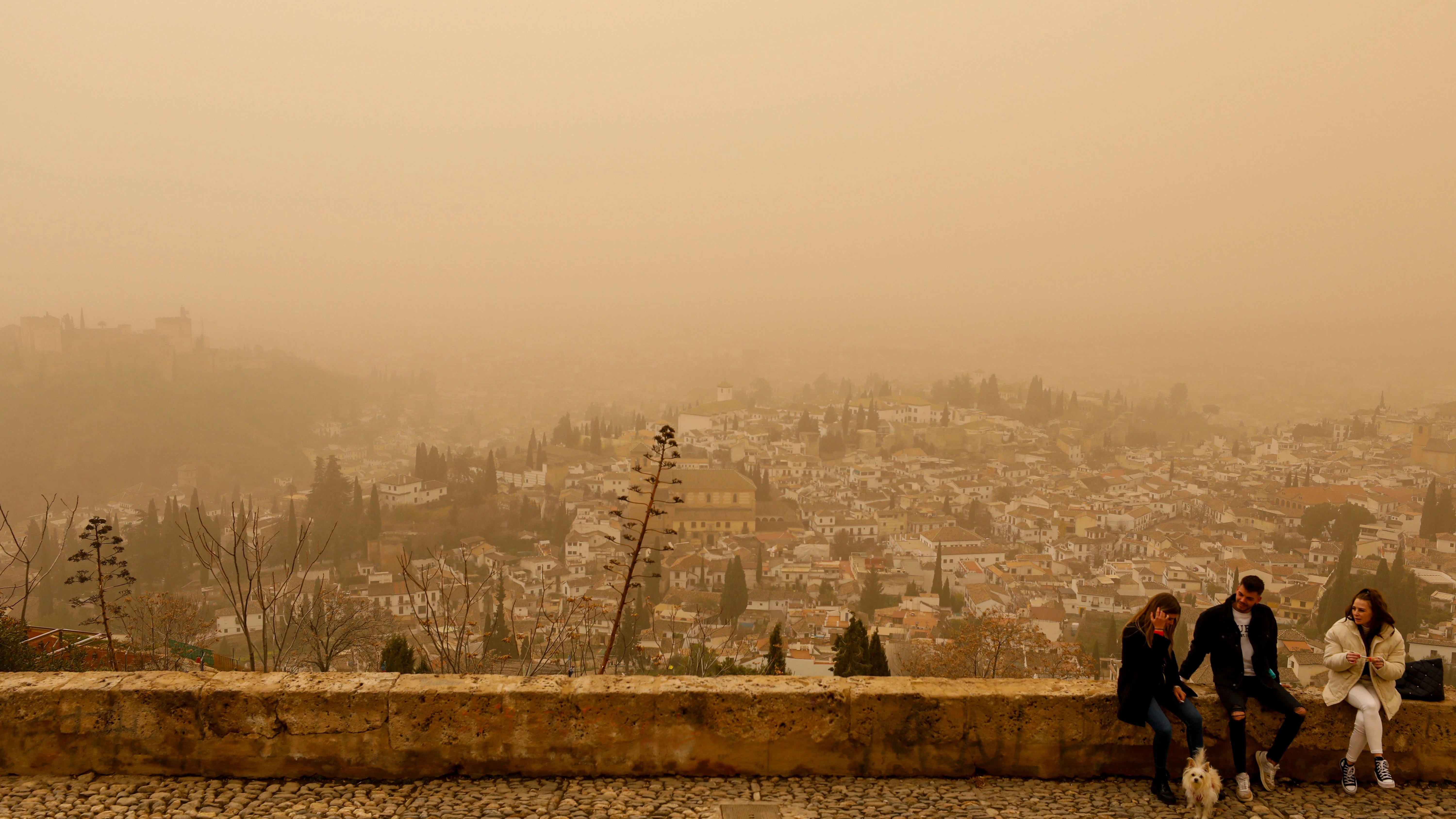 Granada: Die Sicht auf die Stadt von der Alhambra ist durch Saharastaub getrübt.