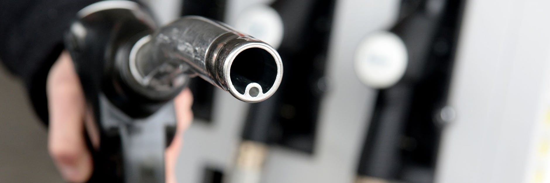 Mit einem Tankrabatt will Bundesfinanzminister Lindner Autofahrer entlasten. Doch wer profitiert davon tatsächlich?