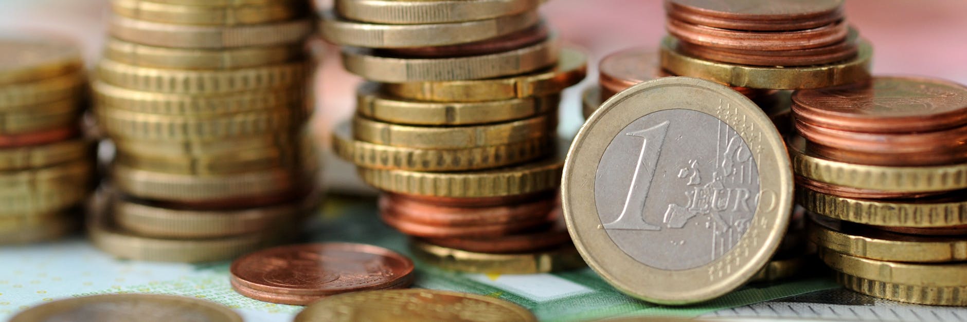 Wirklich viel Ertrag bringen Tages- und Festgeldkonten derzeit nicht. Maximal 1,15 Prozent Zinsen sind bei Festgeld im Jahr drin, bei Tagesgeld höchstens 0,2 Prozent.