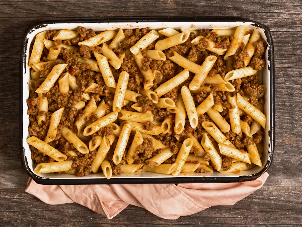 Geniales Rezept mit Nudeln: Auflauf mit Penne und Bolognese! Dieses herzhafte Gratin bringt die ganze Familie an den Tisch