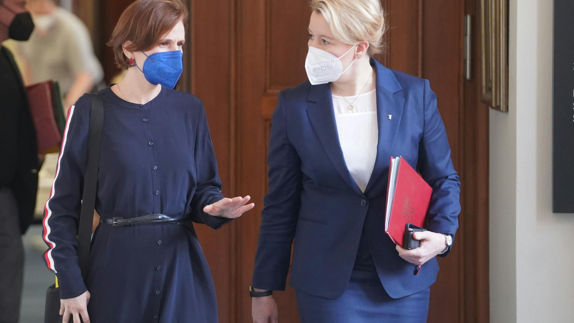Katja Kipping und Franziska Giffey auf dem Weg zur Pressekonferenz des Senats.