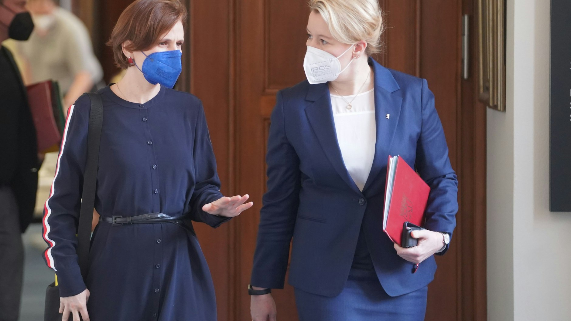 Katja Kipping und Franziska Giffey auf dem Weg zur Pressekonferenz des&nbsp;Senats.
