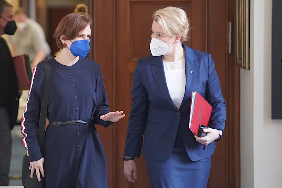 Katja Kipping und Franziska Giffey auf dem Weg zur Pressekonferenz des&nbsp;Senats.
