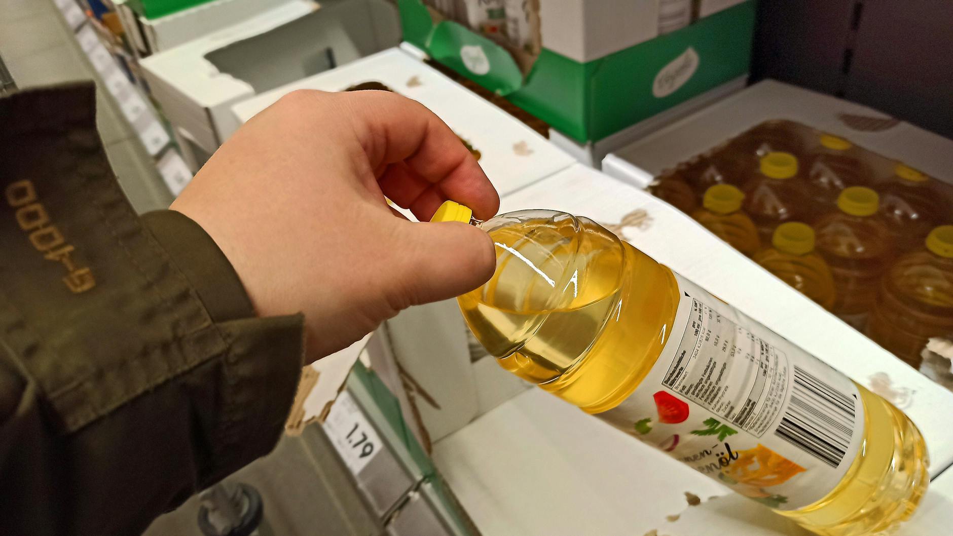 Der Handelsverband ruft dazu auf, keine Hamsterkäufe bei Nahrungsmitteln wie Sonnenblumenöl oder Mehl zu tätigen (Symbolbild).